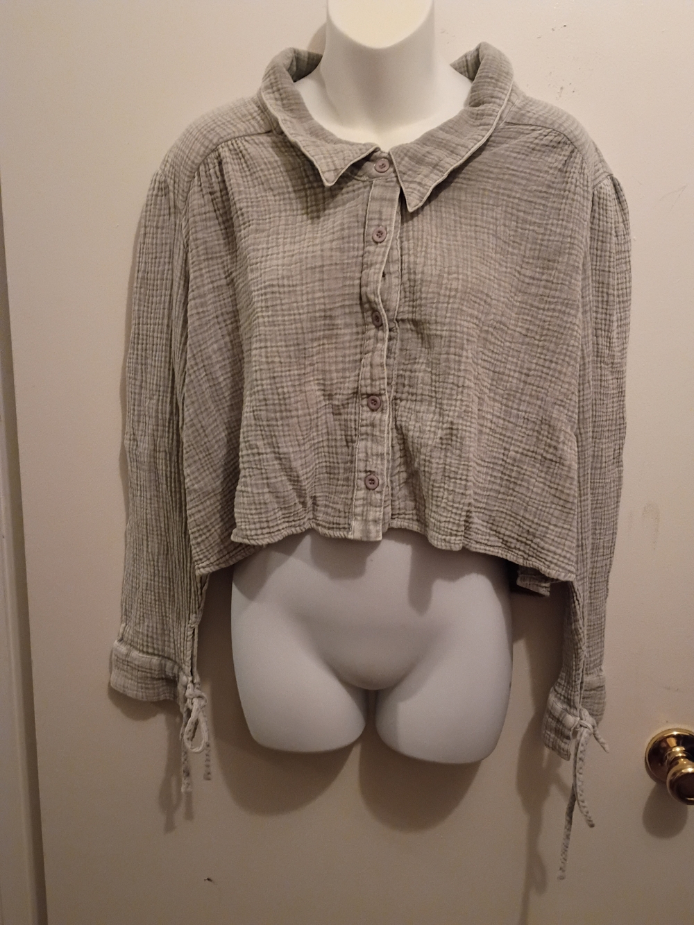 Le Lis Light Gray Cropped Button-Front Shirt